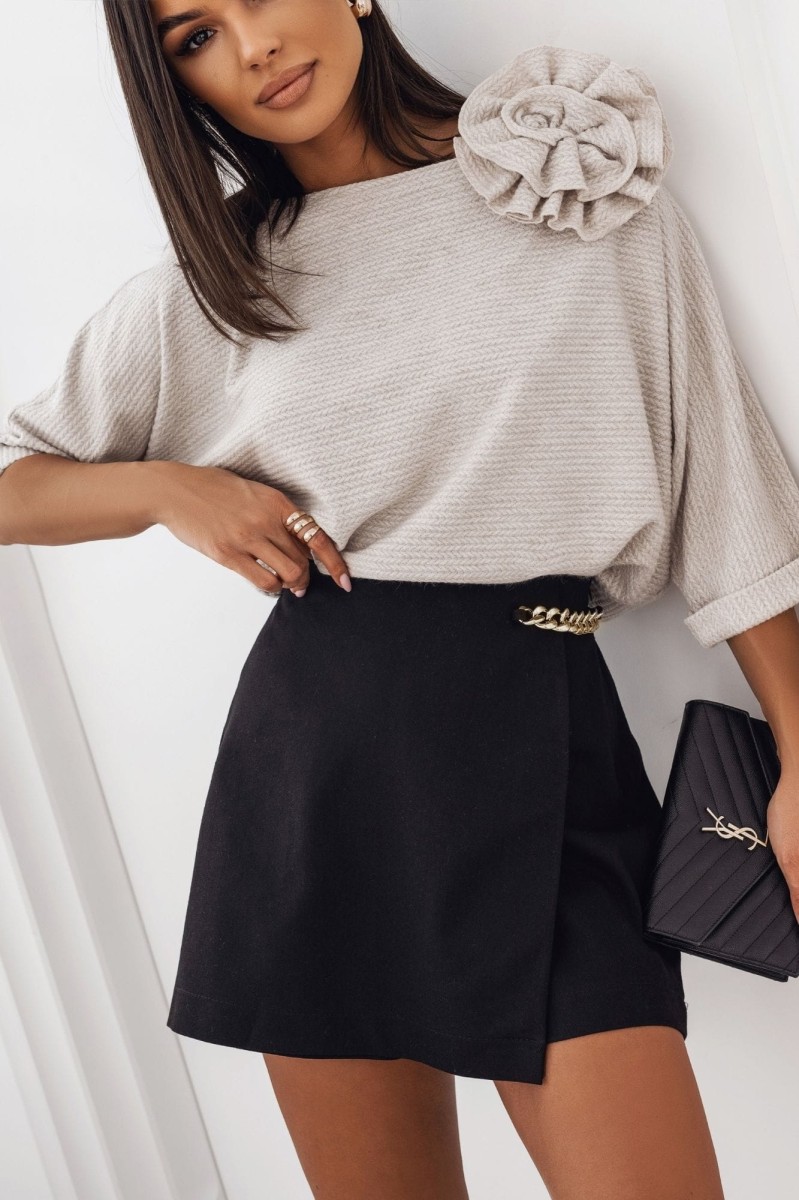 Sweter beżowy Wendy z  broszką różą
