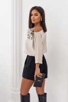 Sweter beżowy Wendy z  broszką różą