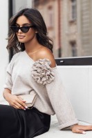 Sweter beżowy Wendy z  broszką różą