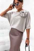 Sweter beżowy Wendy z  broszką różą