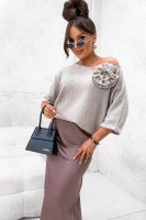 Sweter beżowy Wendy z  broszką różą