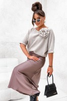 Sweter beżowy Wendy z  broszką różą