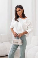Sweter biały Wendy z  broszką różą