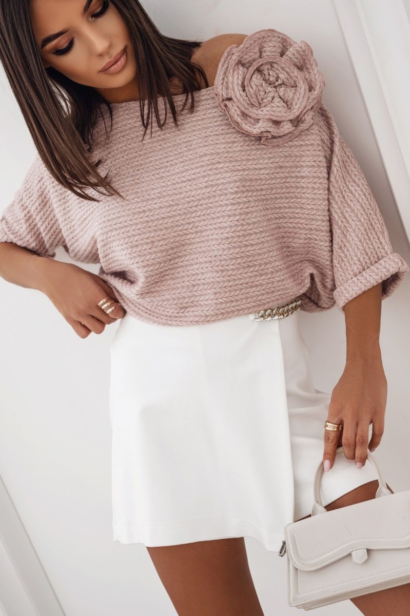 Sweter Wendy z broszką różą pudrowy róż