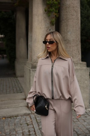 „City Chic” — Stylowa beżowa bomberka z charakterem