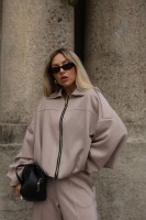„City Chic” — Stylowa beżowa bomberka z charakterem