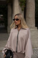 „City Chic” — Stylowa beżowa bomberka z charakterem