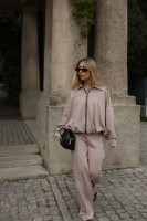 „City Chic” — Stylowa beżowa bomberka z charakterem