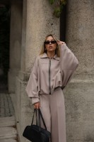 „City Chic” — Stylowa beżowa bomberka z charakterem