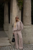 „City Chic” — Stylowa beżowa bomberka z charakterem