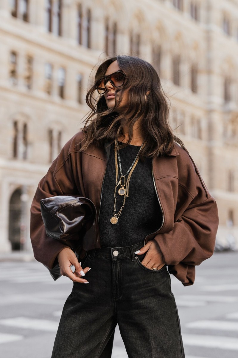 „City Chic” — Stylowa czekoladowa bomberka z charakterem