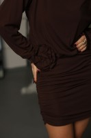 Brązowa sukienka Gosia marszczona z ozdobną różą