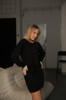 Czarna sukienka Gosia marszczona z ozdobną różą