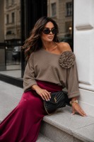 Sweter fango Wendy z broszką różą