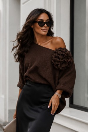 Sweter czekoladowy Wendy z broszką różą