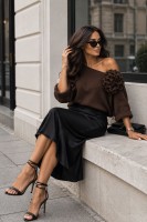 Sweter czekoladowy Wendy z broszką różą
