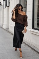 Sweter czekoladowy Wendy z broszką różą